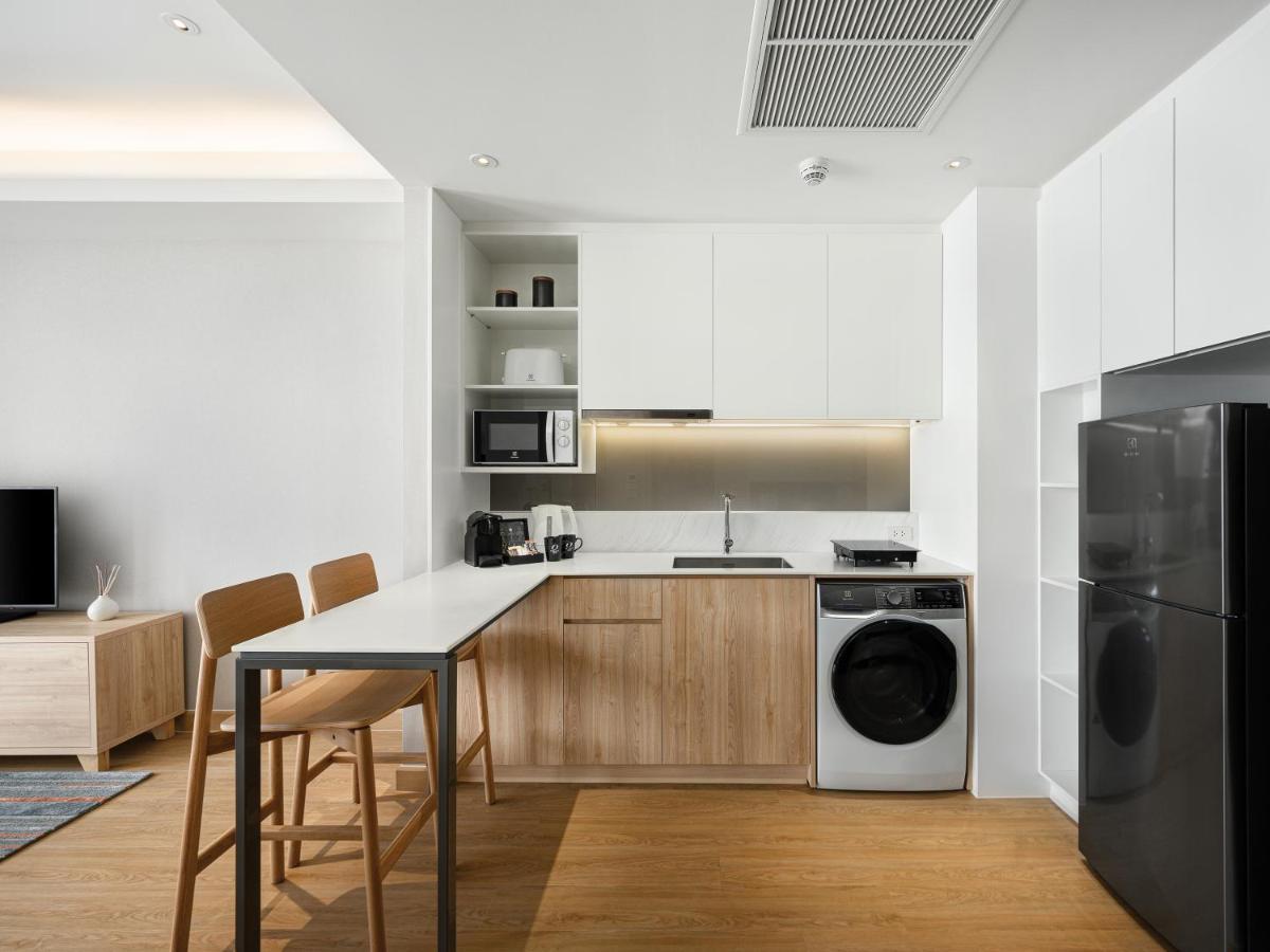 Oakwood Suites Bangkok Kültér fotó A typical apartment kitchen