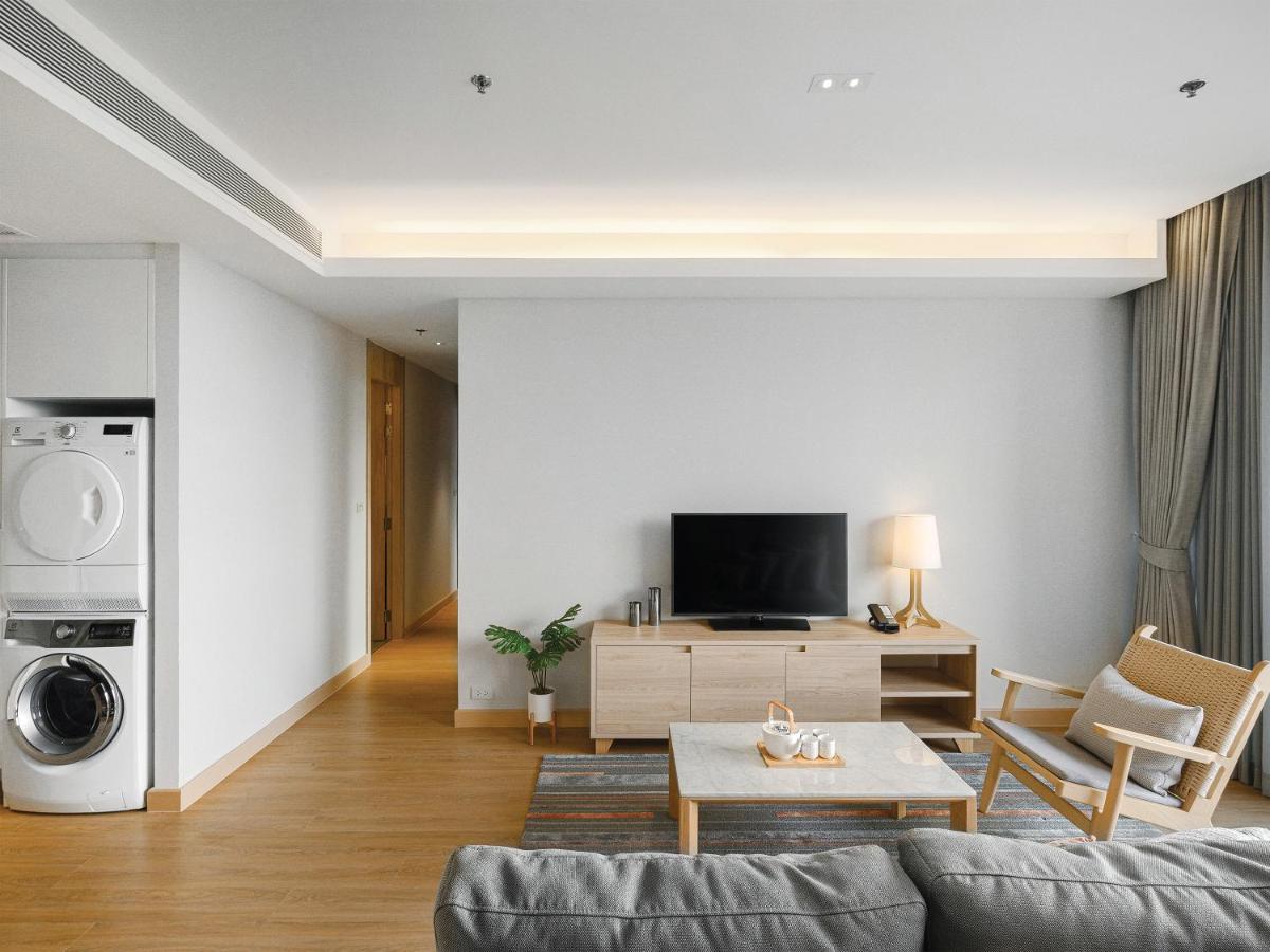 Oakwood Suites Bangkok Kültér fotó A living room in a serviced apartment in Hong Kong