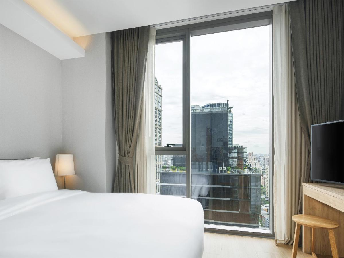 Oakwood Suites Bangkok Kültér fotó A bedroom at the hotel