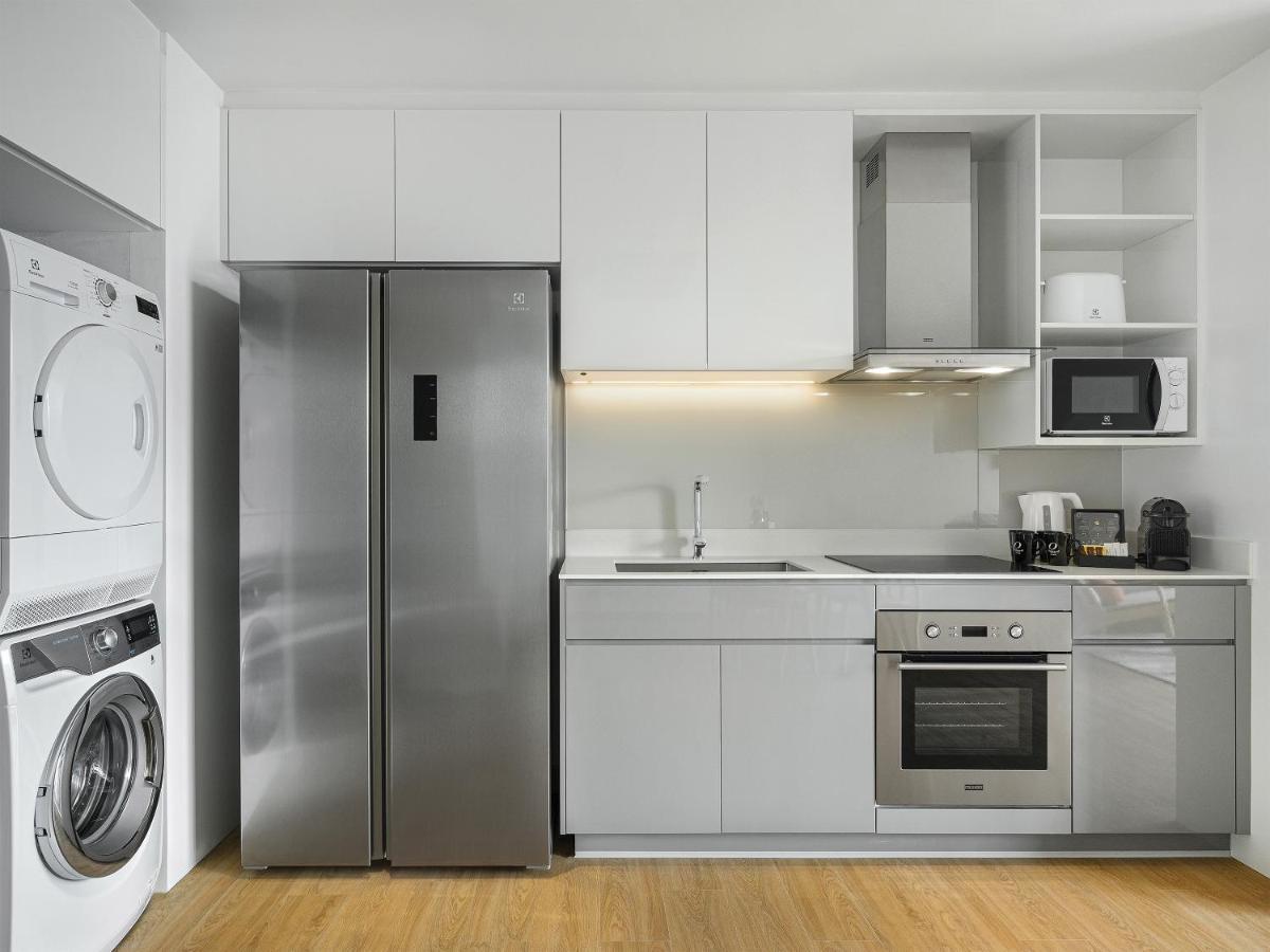 Oakwood Suites Bangkok Kültér fotó A modern kitchen