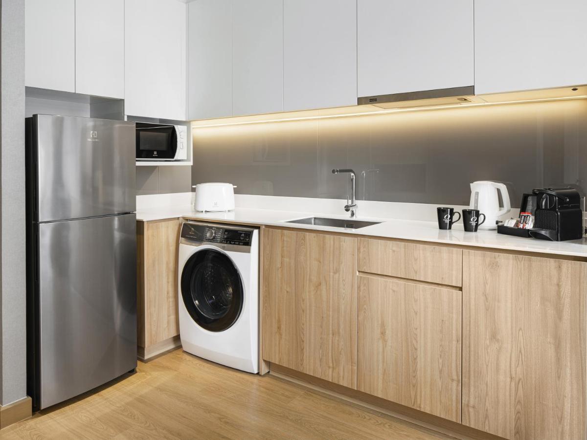 Oakwood Suites Bangkok Kültér fotó A typical kitchen in a serviced apartment