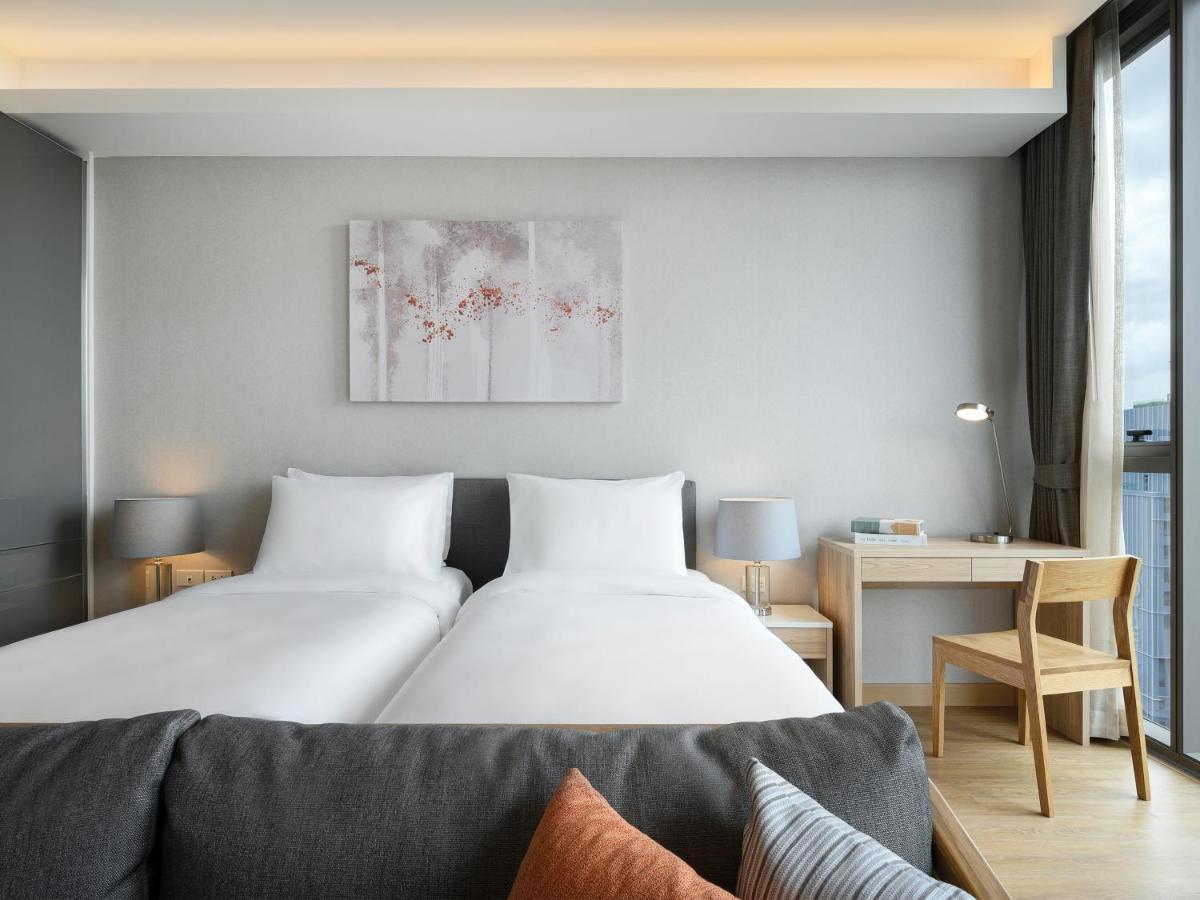Oakwood Suites Bangkok Kültér fotó A room at the hotel