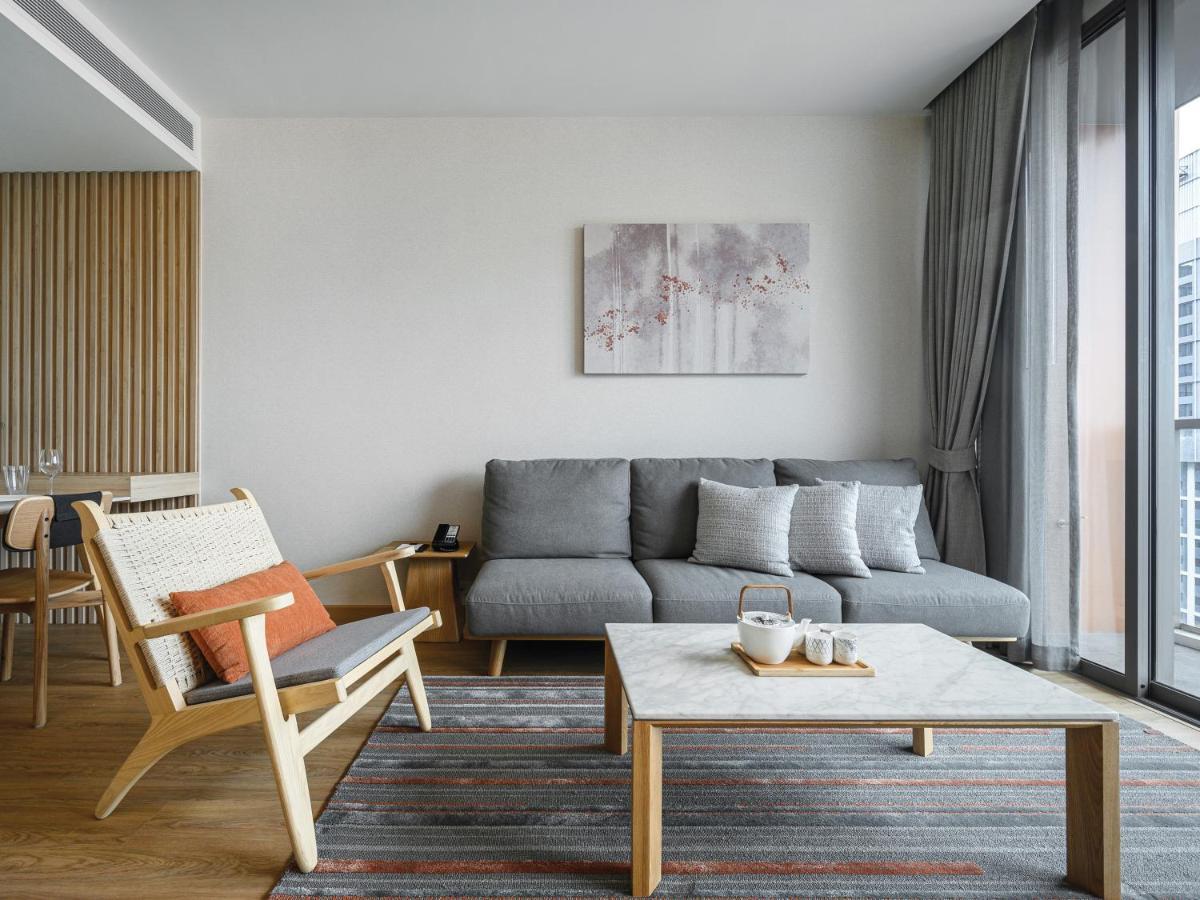 Oakwood Suites Bangkok Kültér fotó A living room in a serviced apartment in Shanghai, China