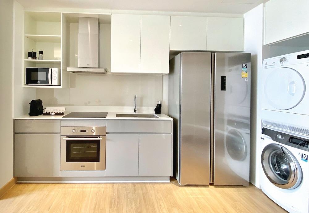 Oakwood Suites Bangkok Kültér fotó A kitchen in a student apartment