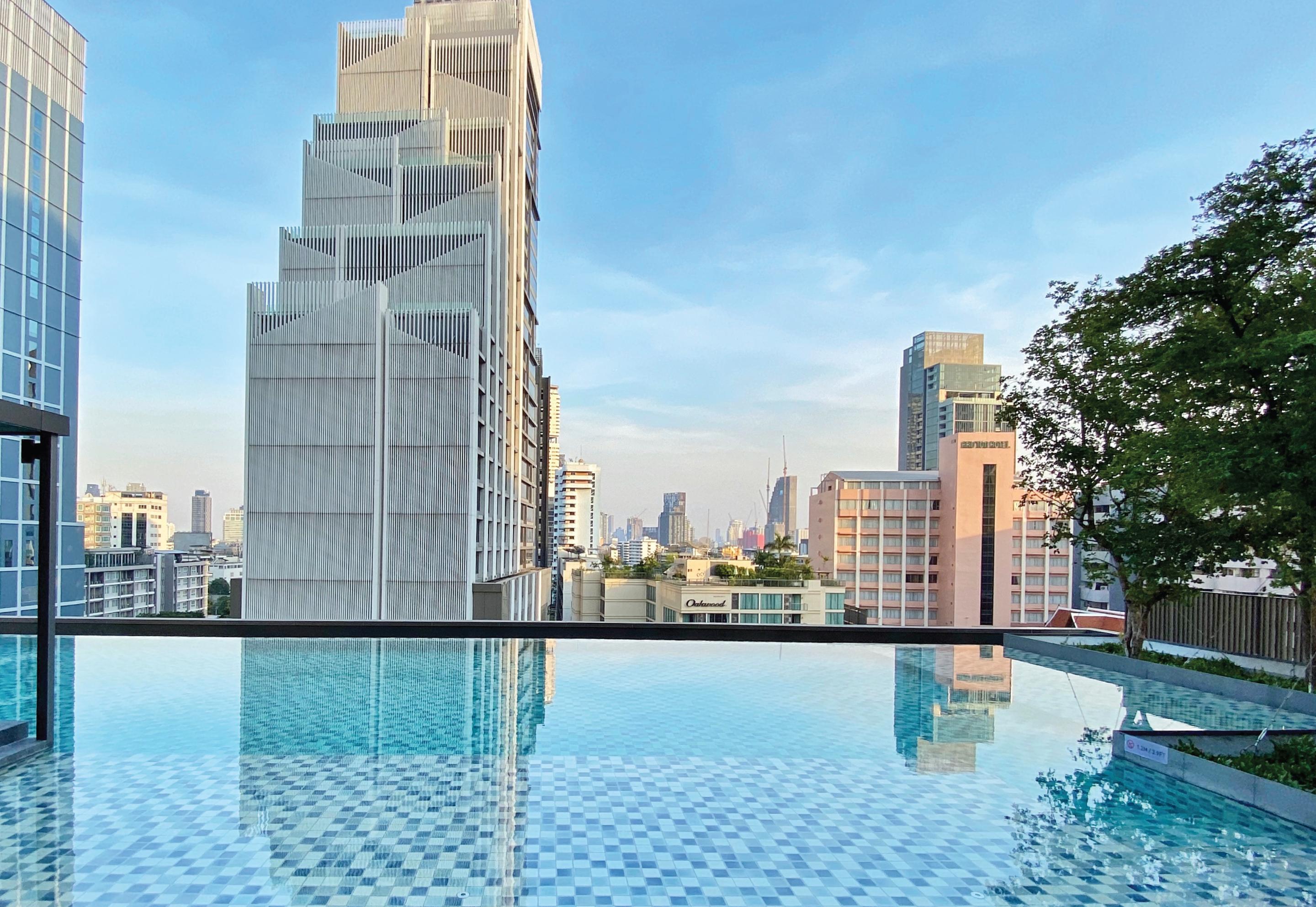 Oakwood Suites Bangkok Kültér fotó The pool at the 10th floor