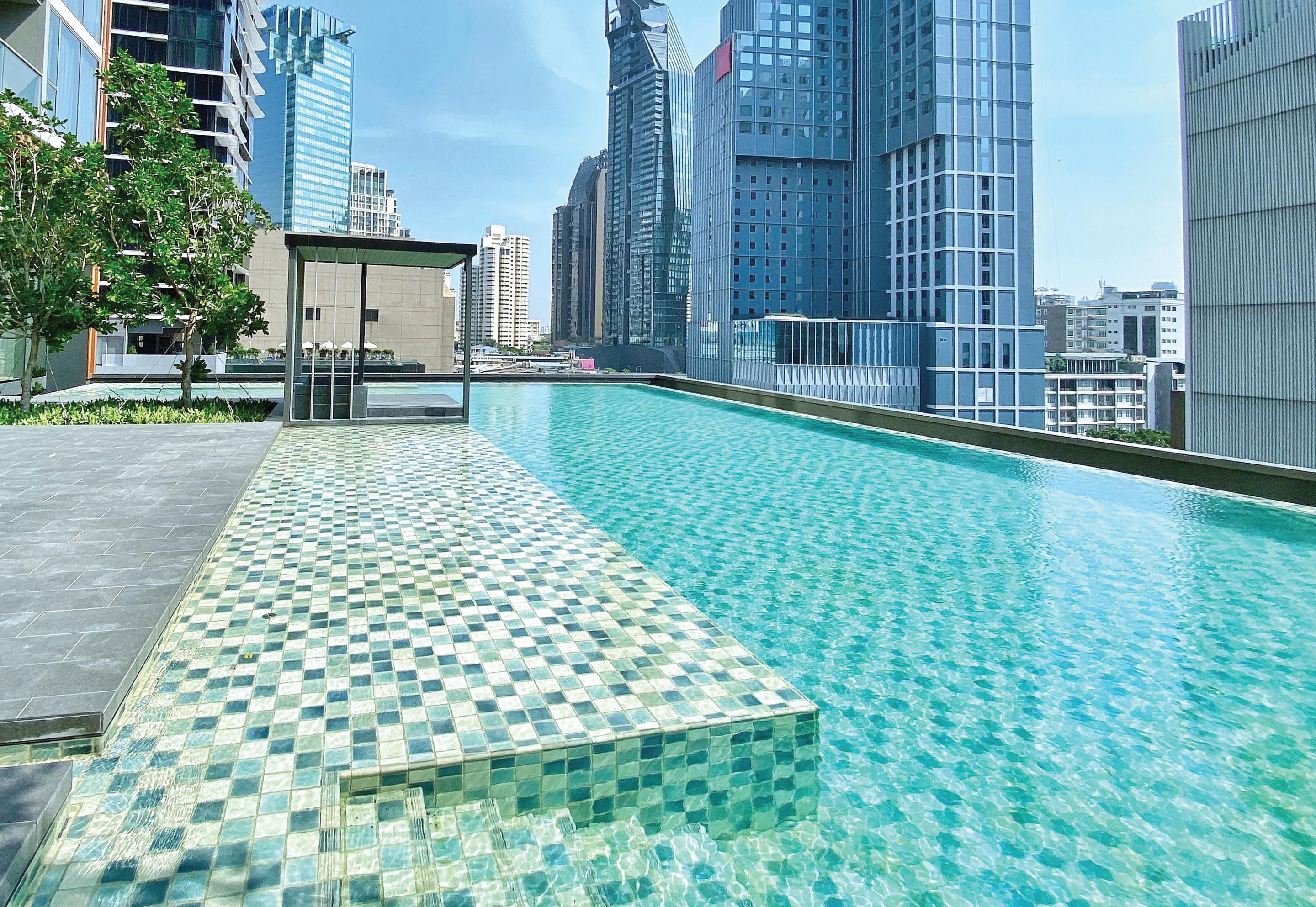 Oakwood Suites Bangkok Kültér fotó The rooftop pool at the hotel