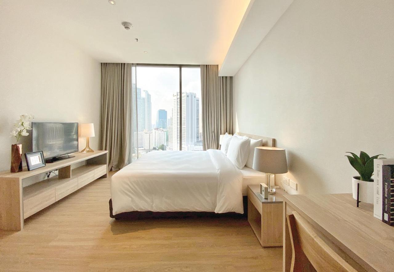 Oakwood Suites Bangkok Kültér fotó A bedroom at the hotel