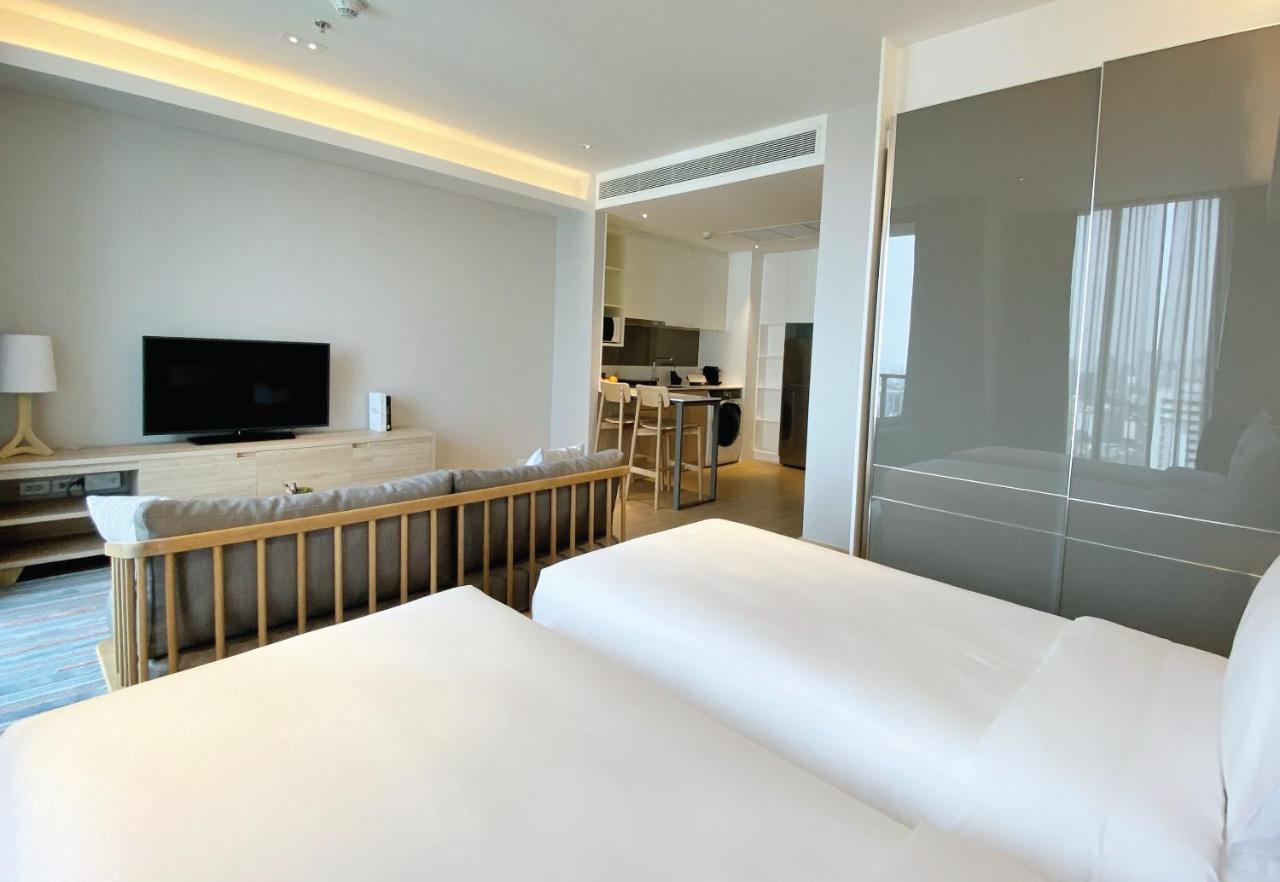 Oakwood Suites Bangkok Kültér fotó A room at the hotel