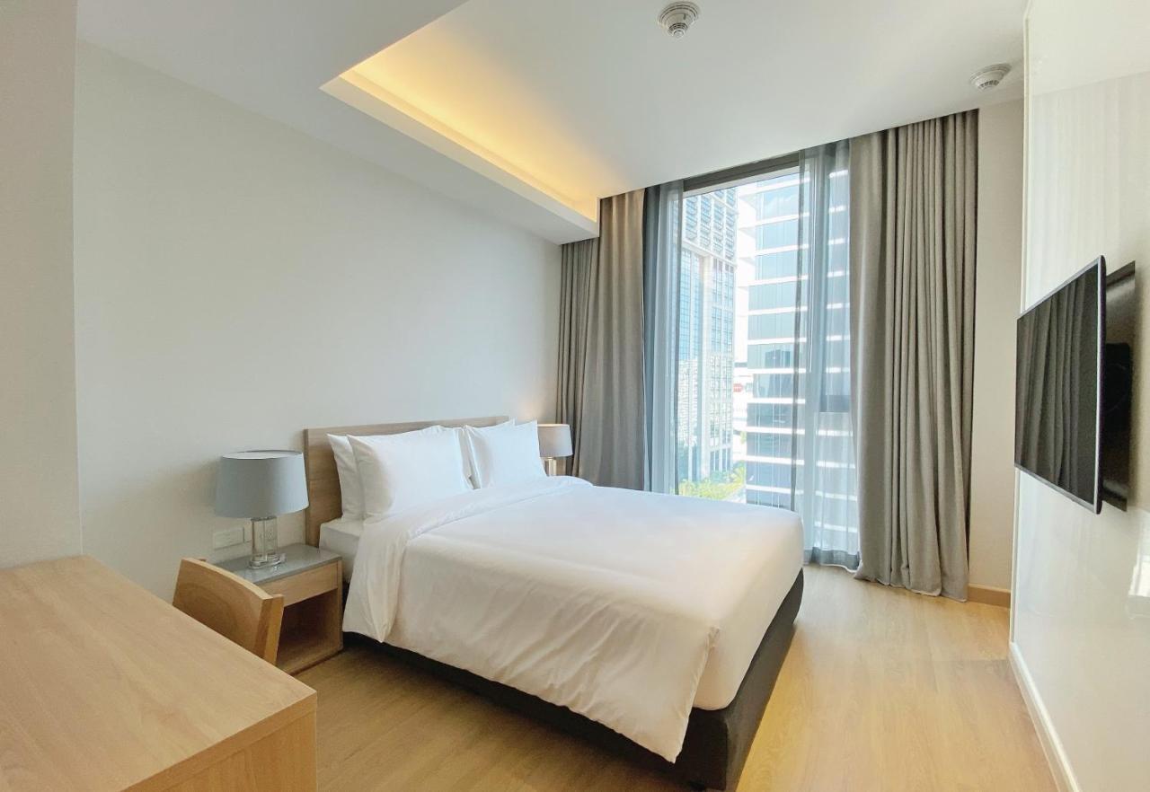 Oakwood Suites Bangkok Kültér fotó A bedroom at the hotel
