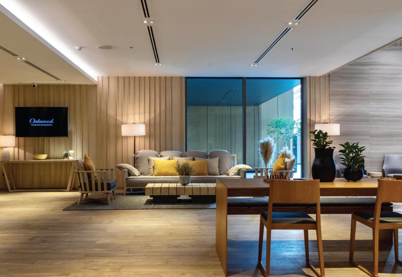 Oakwood Suites Bangkok Kültér fotó The living room of a three-bedroom residence