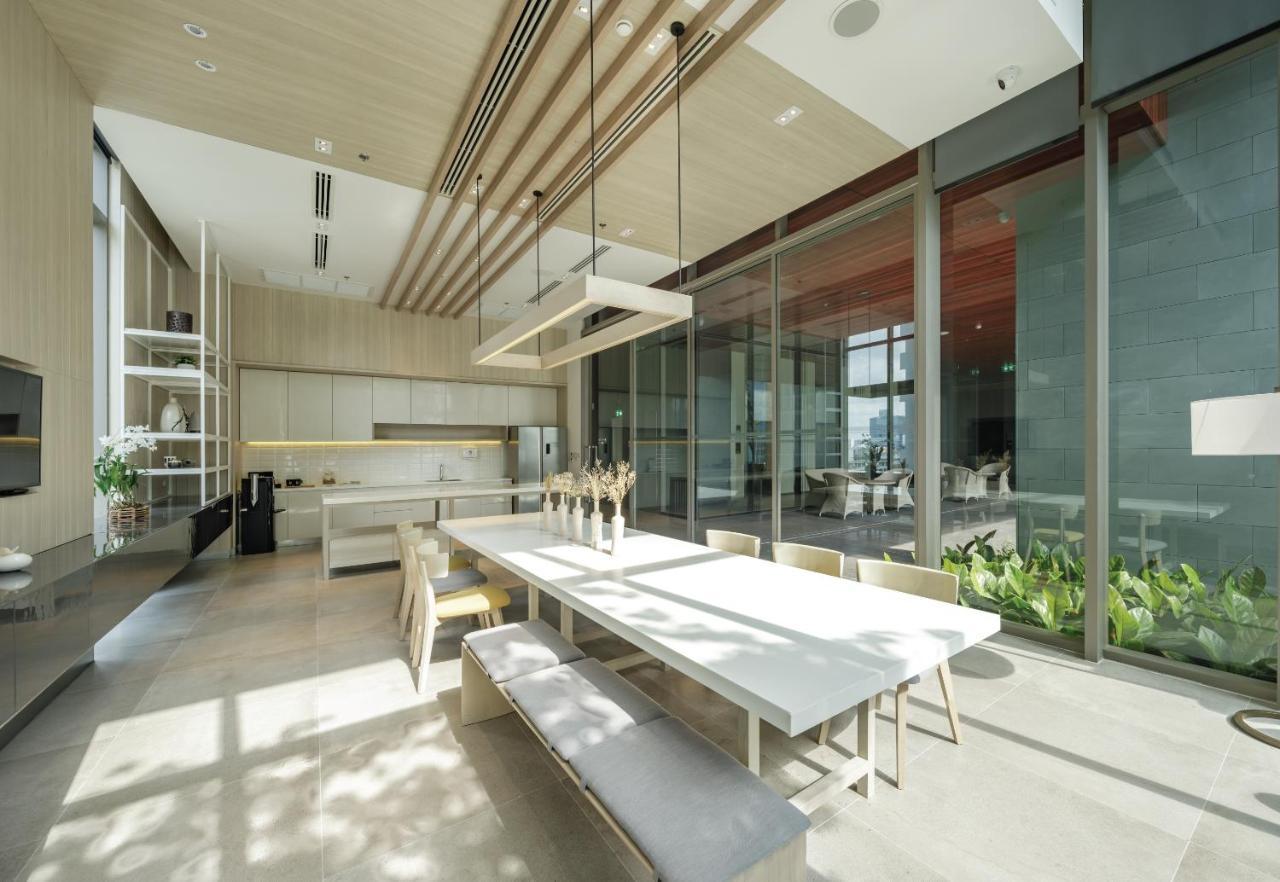 Oakwood Suites Bangkok Kültér fotó The interior of the house